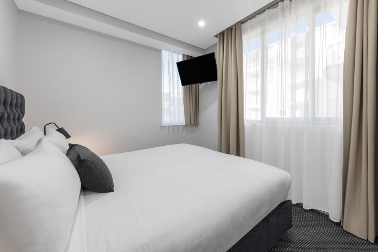 Meriton Suites North Ryde Sydney Exteriör bild A bedroom at the hotel