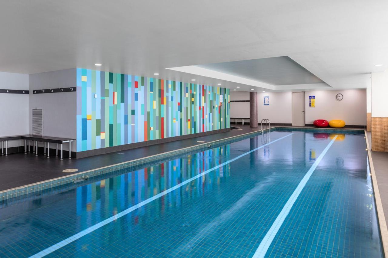Meriton Suites North Ryde Sydney Exteriör bild The swimming pool at the hotel