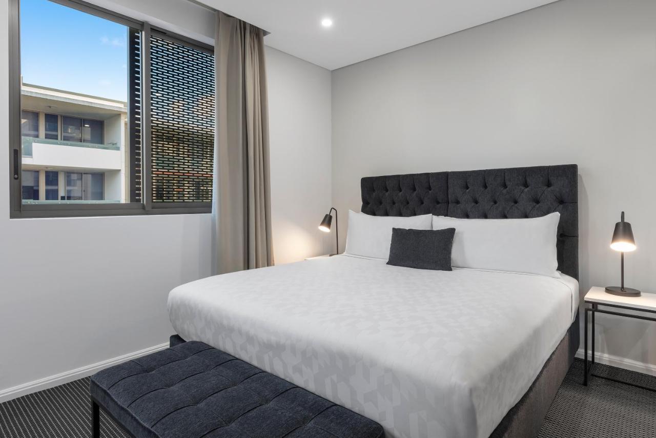 Meriton Suites North Ryde Sydney Exteriör bild A bedroom at the hotel