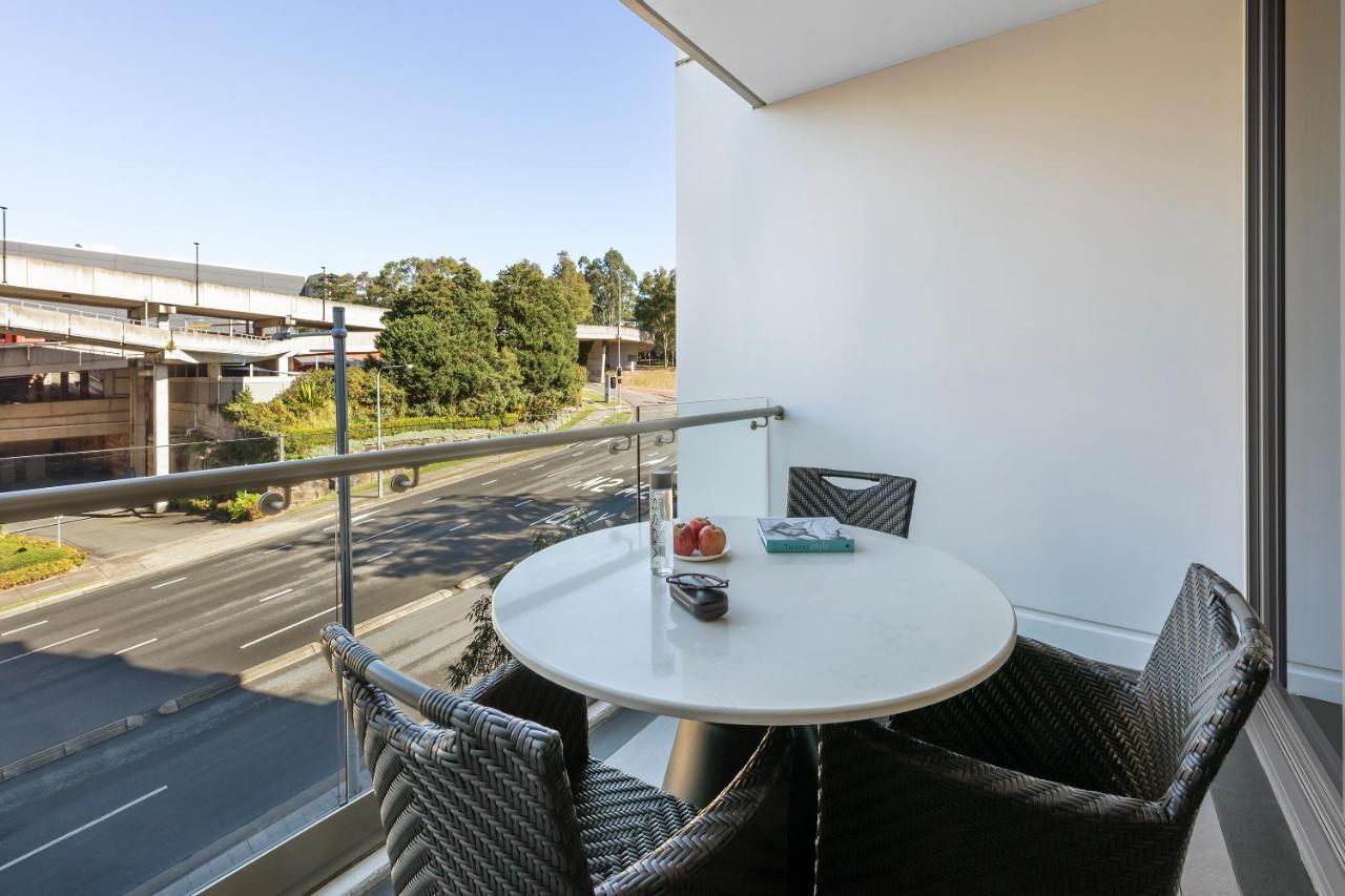 Meriton Suites North Ryde Sydney Exteriör bild A balcony