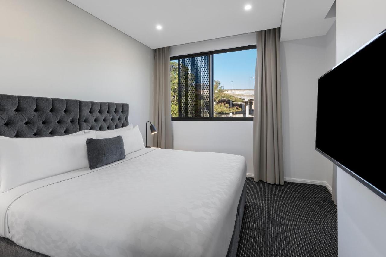 Meriton Suites North Ryde Sydney Exteriör bild A bedroom at the hotel