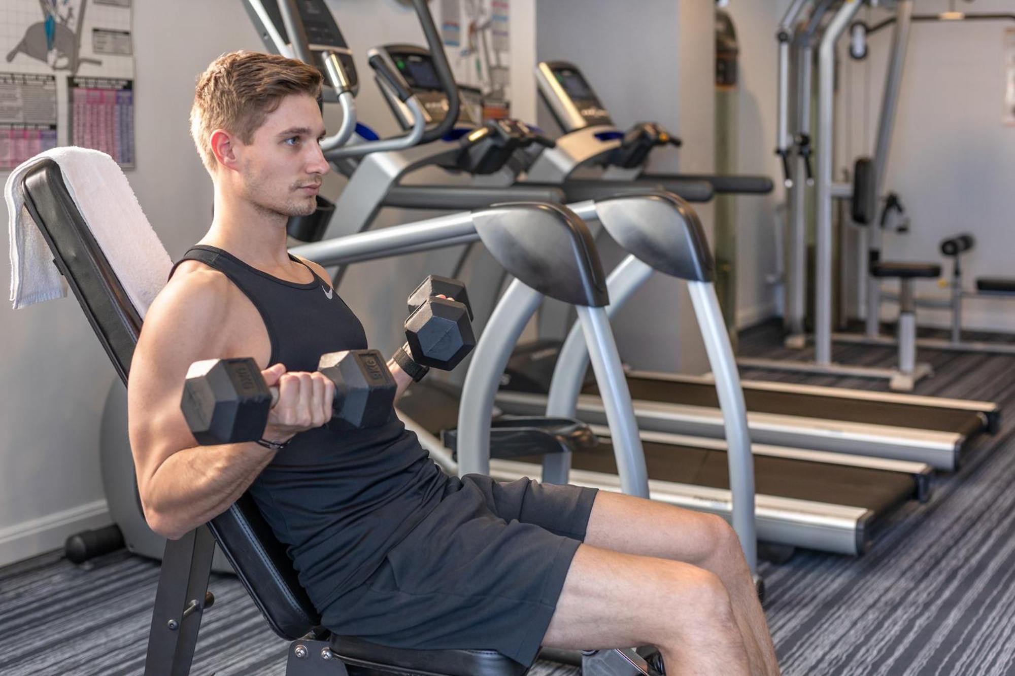 Meriton Suites North Ryde Sydney Exteriör bild A man using a dumbbell to exercise