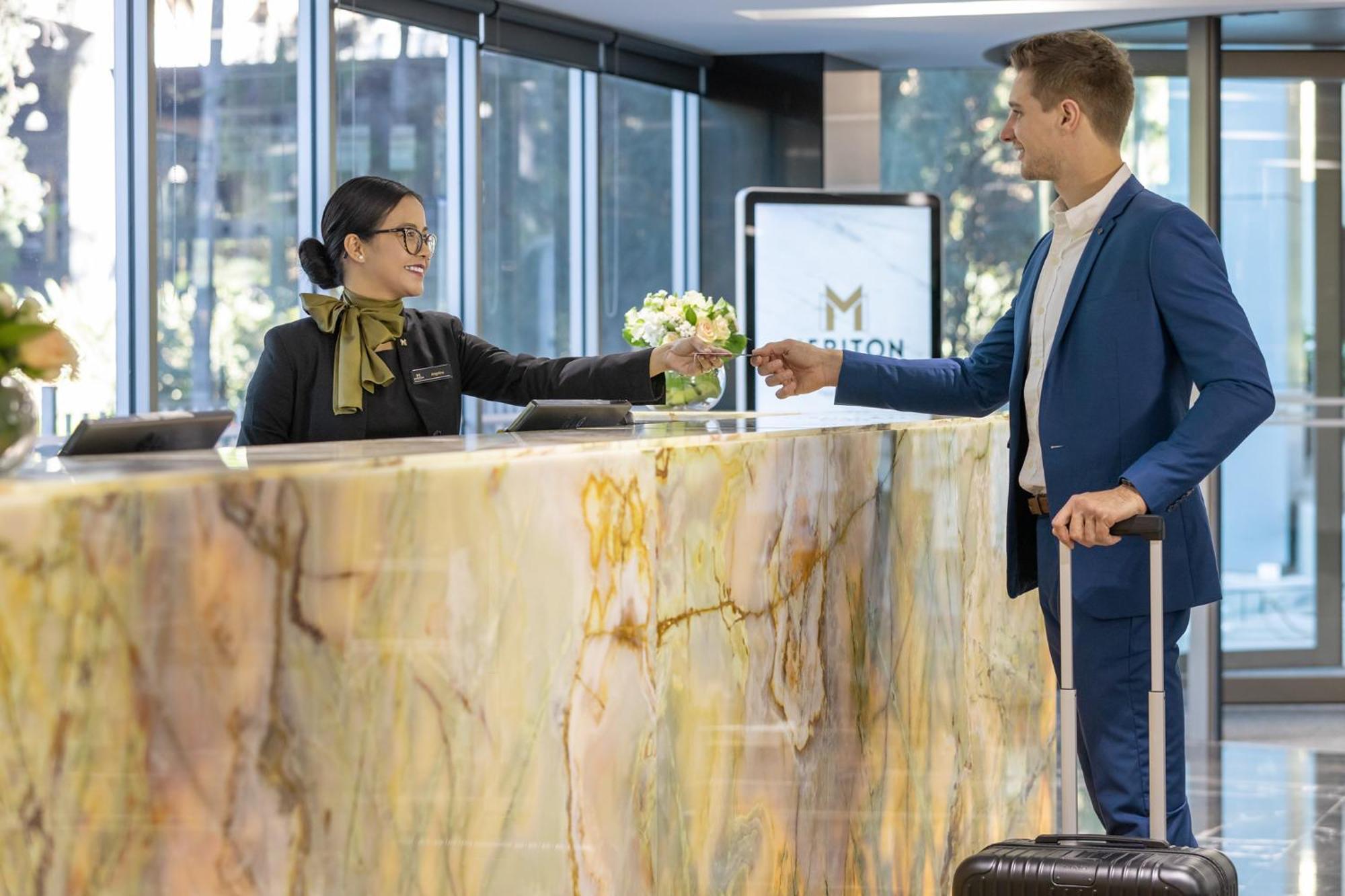 Meriton Suites North Ryde Sydney Exteriör bild A hotel receptionist